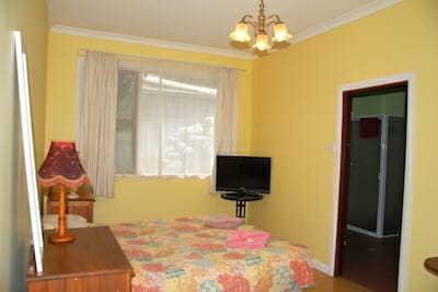 Porongurup Inn - Bedroom in the self contained flat with ensuite